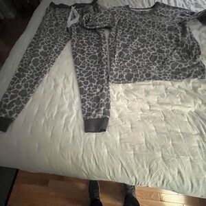 Simply Vera Vera Wang white and Gray lounging pajamas